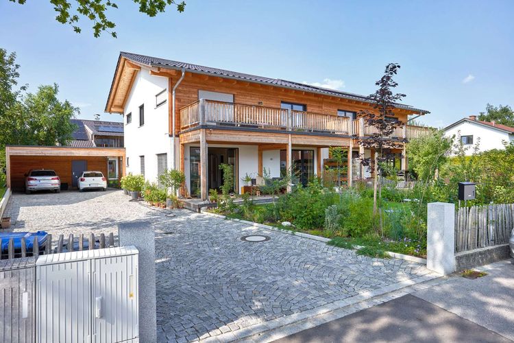 Modernes Doppelhaus aus Holz mit Mischfassade aus mineralischem Außenputz und Holz