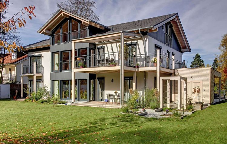 Modernes Zweifamilienhaus aus Holz mit Wintergarten