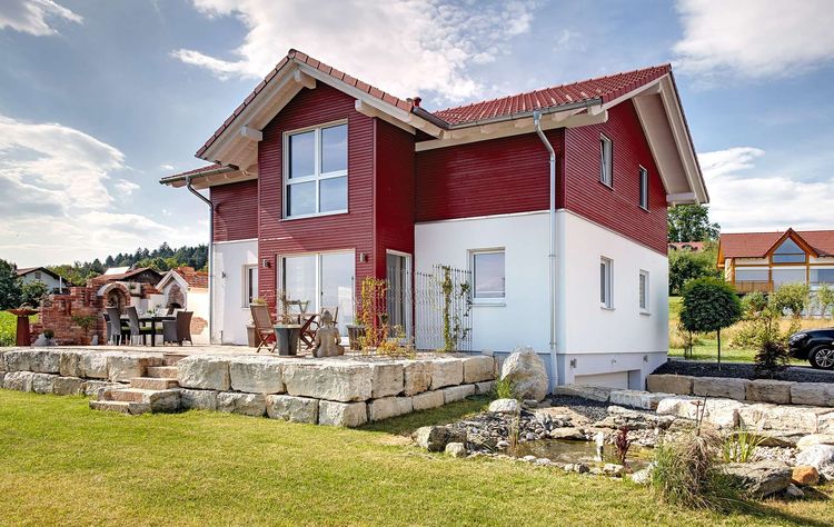 Holzhaus im Landhausstil, gemischte Fassade aus mineralischem Putz und Holz