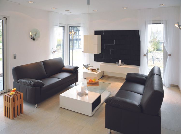 Offener Wohnbereich mit zwei Sofas und Fernseher