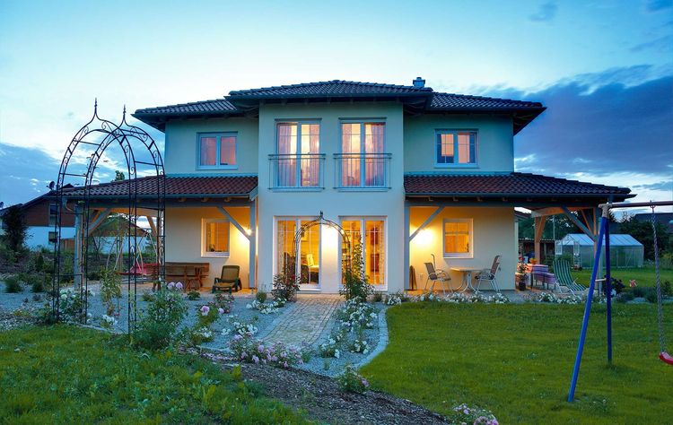 Modernes Holzhaus in mediterranem Stil mit mineralischem Außenputz