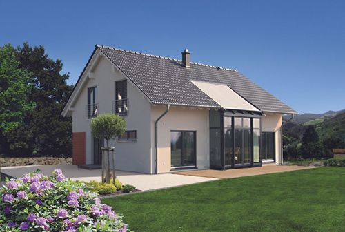 Einfamilienhaus mit Satteldach, Wintergarten und Terrasse