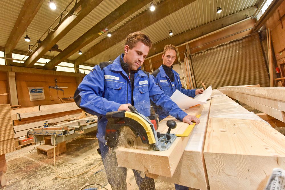 NORDHAUS | Handwerkertreff in Kürten - Zwei Handwerker sägen Holz | Hausbau made im Bergischen