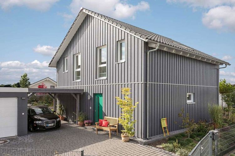 Modernes Einfamilienhaus mit Satteldach, Garage und Carport