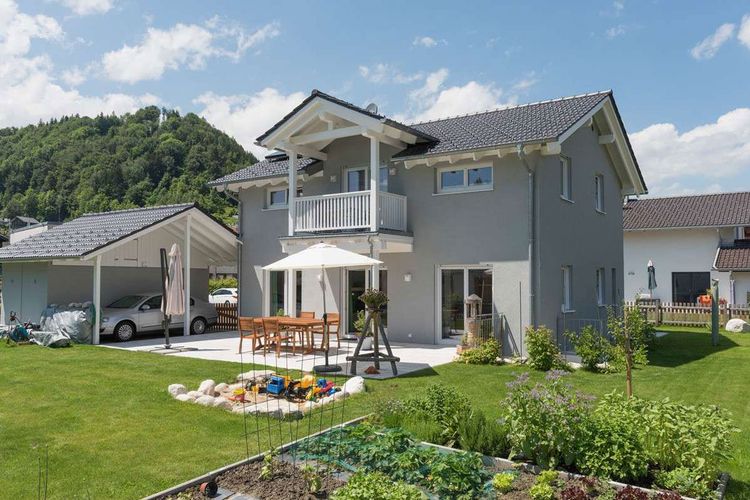 Modernes Einfamilienhaus mit Satteldach, Garten und Terrasse