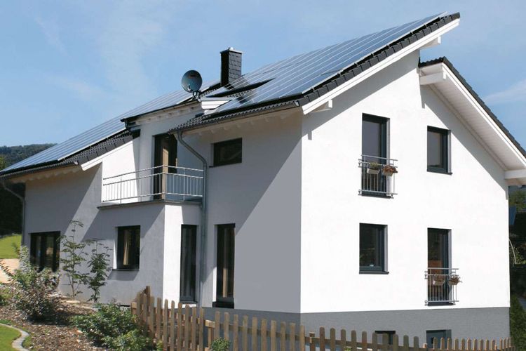 Einfamilienhaus mit versetztem Pultdach und Photovoltaik-Anlage