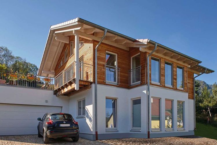 Modernes Landhaus mit Holzfassade und Garage
