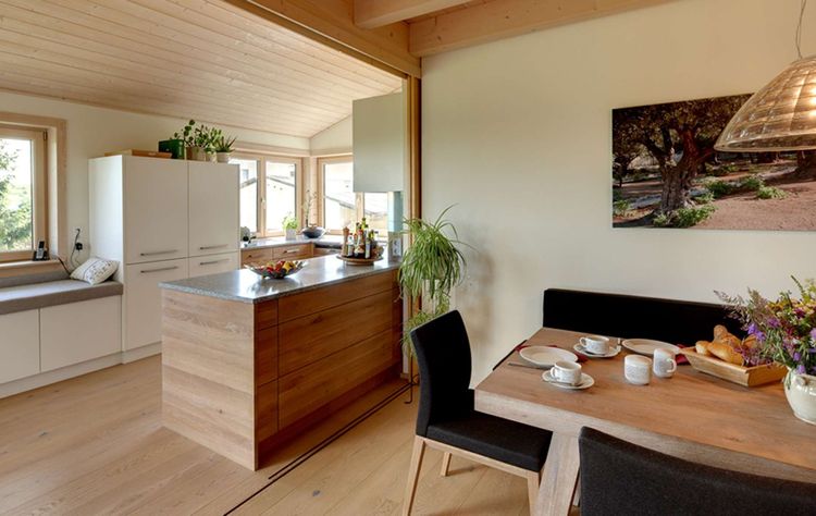 Das Esszimmer des modernen Holzhauses im Landhausstil auf einem Hanggrundstück