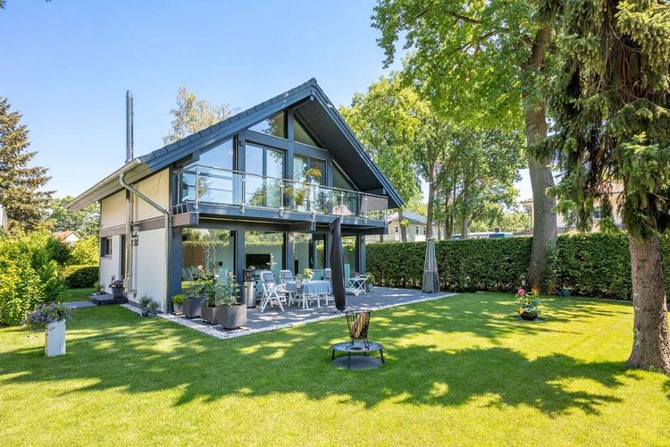 Modernes Fachwerkhaus mit überdachter Terrasse und Garten