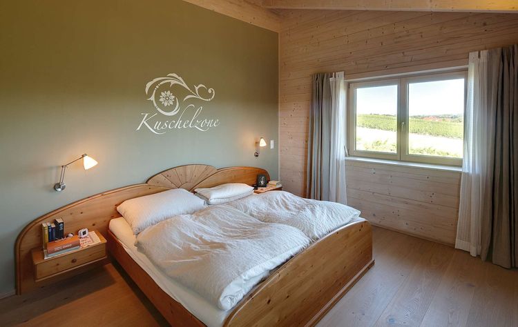 Das Schlafzimmer des modernen Holzhauses im Landhausstil auf einem Hanggrundstück