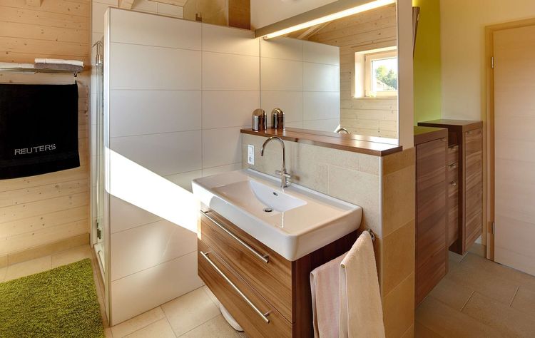 Das Badezimmer des modernen Holzhauses im Landhausstil auf einem Hanggrundstück