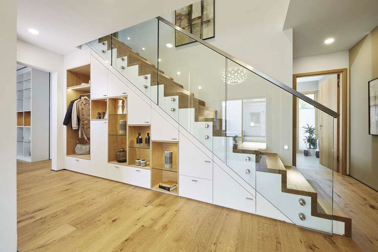 Elegante Treppe mit Verglasung und Stauraum unter der Treppe