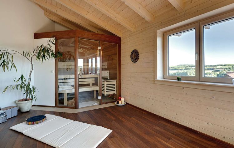 Die Sauna des modernen Holzhauses im Landhausstil auf einem Hanggrundstück