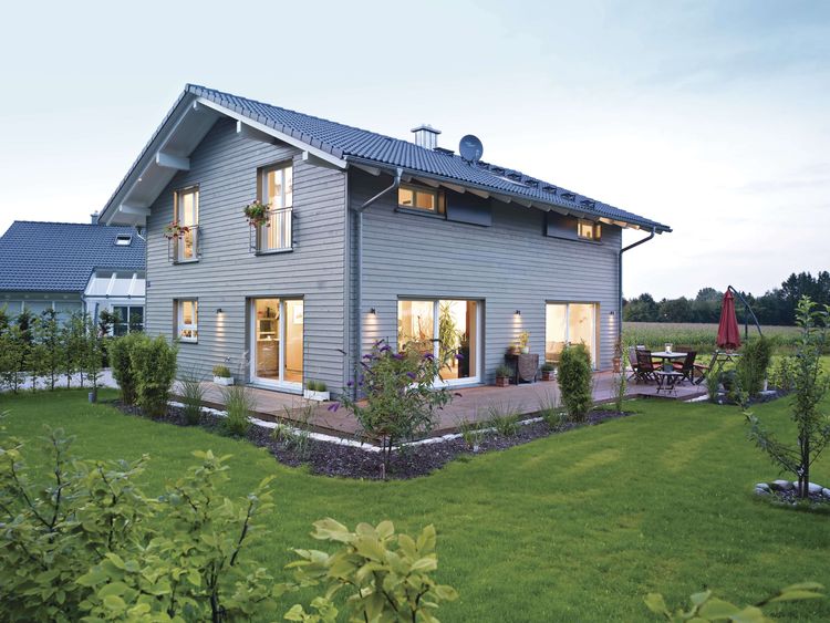 Klassisches Einfamilienhaus mit Satteldach und großer Terrasse