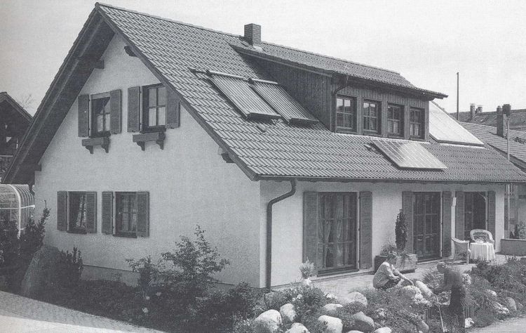Schwarz-weiß Aufnahme eines Fertighauses aus den 70er Jahren