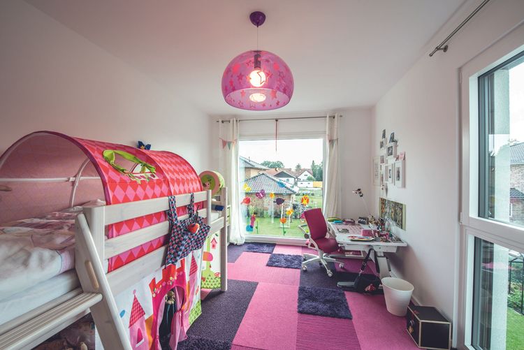 rosafarbener Patchworkteppich als Blickfang im Kinderzimmer