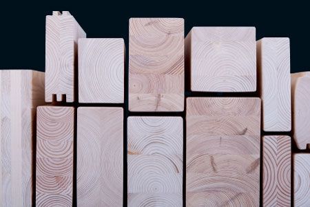 Stapel verschiedener Holzarten als Werkstoff für den Hausbau