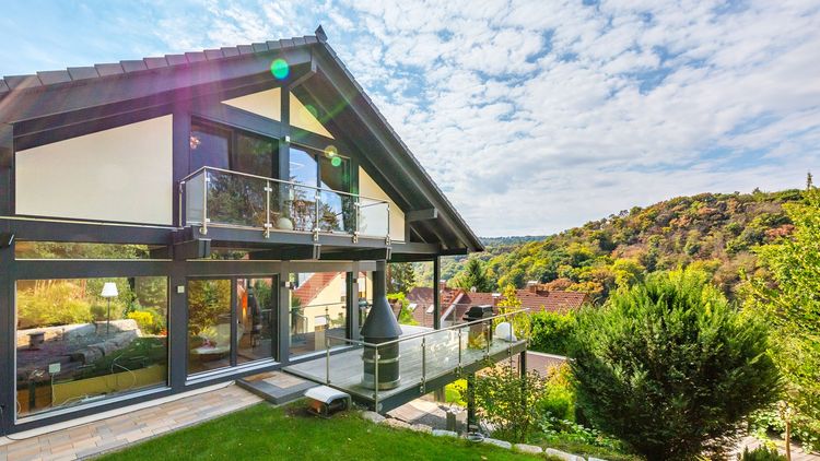 Modernes Fachwerkhaus mit traumhaftem Blick auf das Taunus-Gebirge