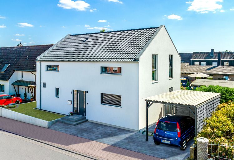 Modernes Meisterstück Einfamilienhaus mit Satteldach und Carport