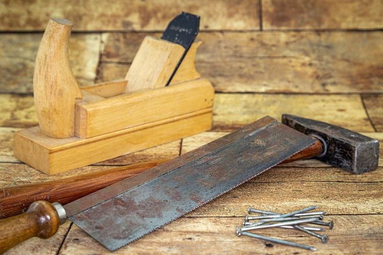 Traditionelle Werkzeuge zur Holzbearbeitung und Nägel