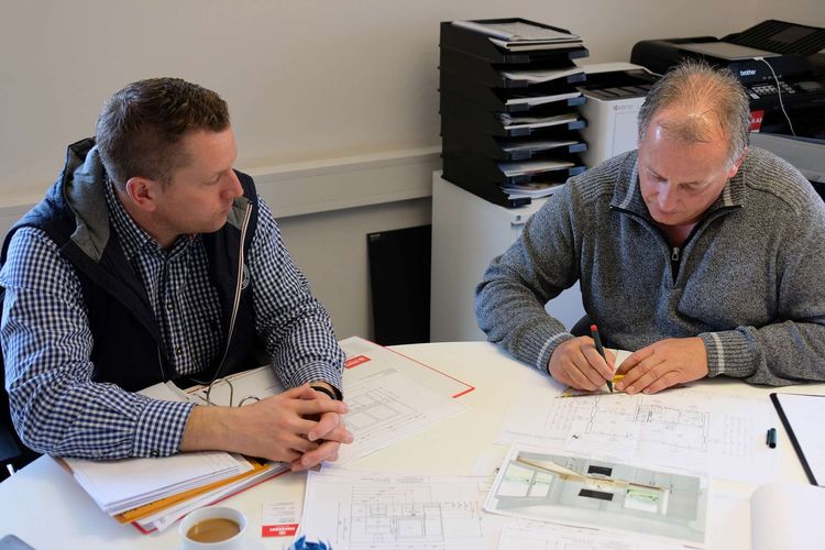 Ein Bemusterungsexperte hilft dem Bauherrn bei der zielgerichteten Planung und Bemusterung seines Eigenheims.