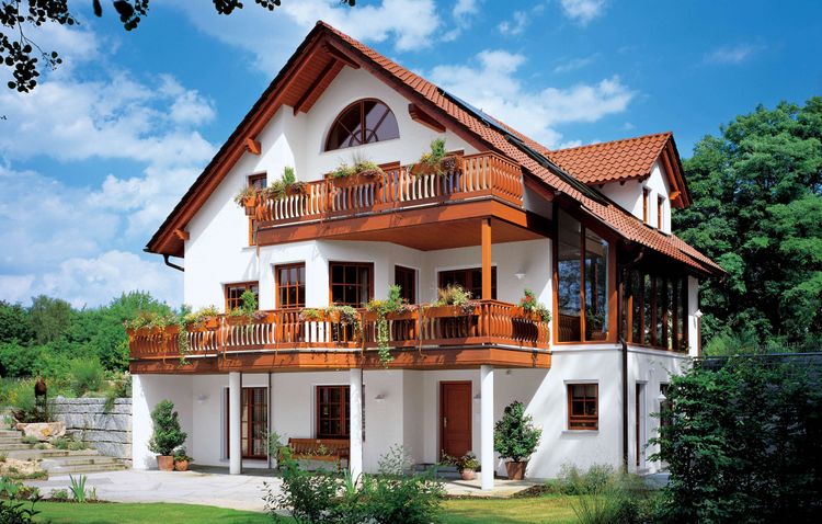 Einfamilienhaus mit Satteldach, Dachgaube, mehreren Terrassen und Wintergarten