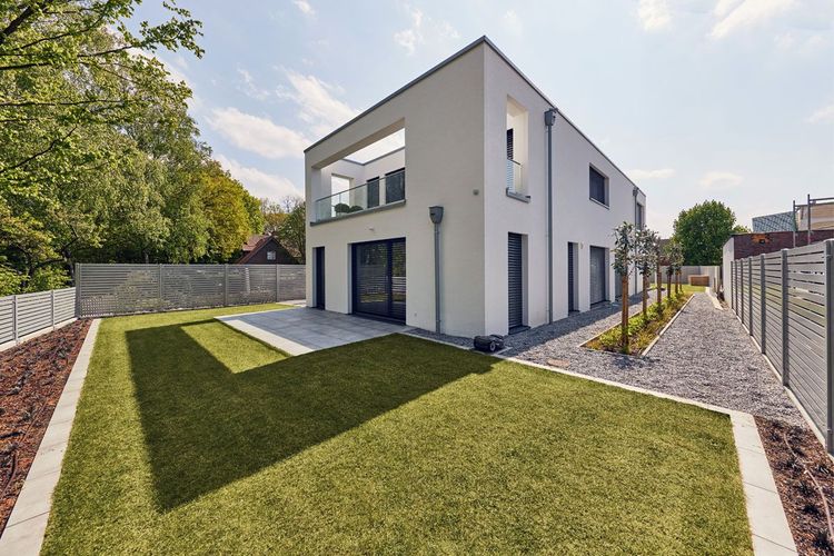 Modernes Kubushaus mit Garten