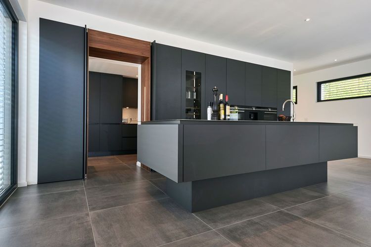 Moderne Küche in schwarz mit Kücheninsel
