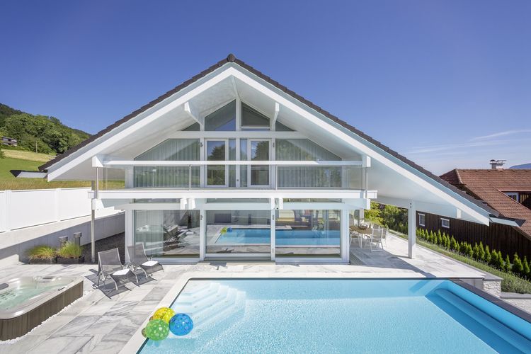 Modernes Fachwerkhaus in weißem Design mit Satteldach und Pool