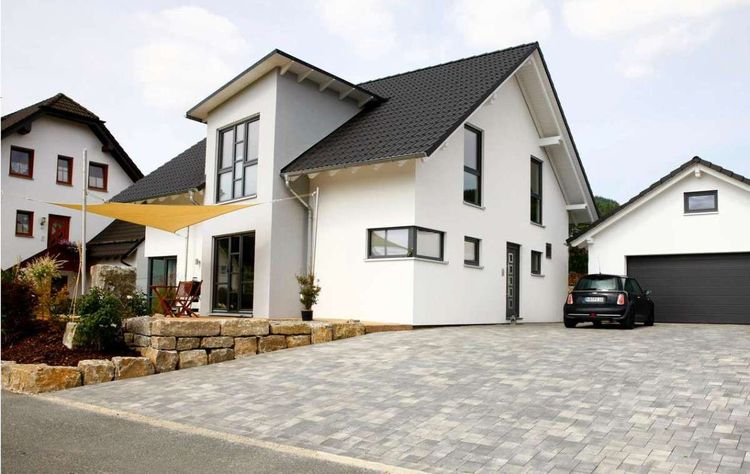 Einfamilienhaus in leichter Hanglage mit Satteldach und Garage