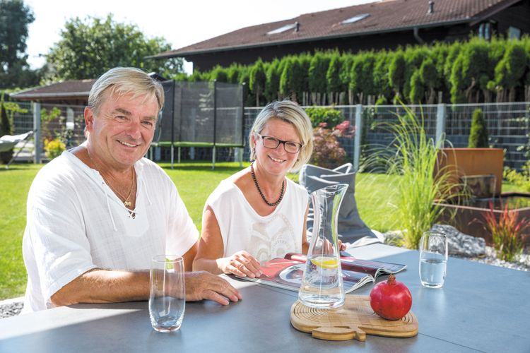 Glücklich: Familie Nippert mit Ihrem Vitalhaus Bruckmühl