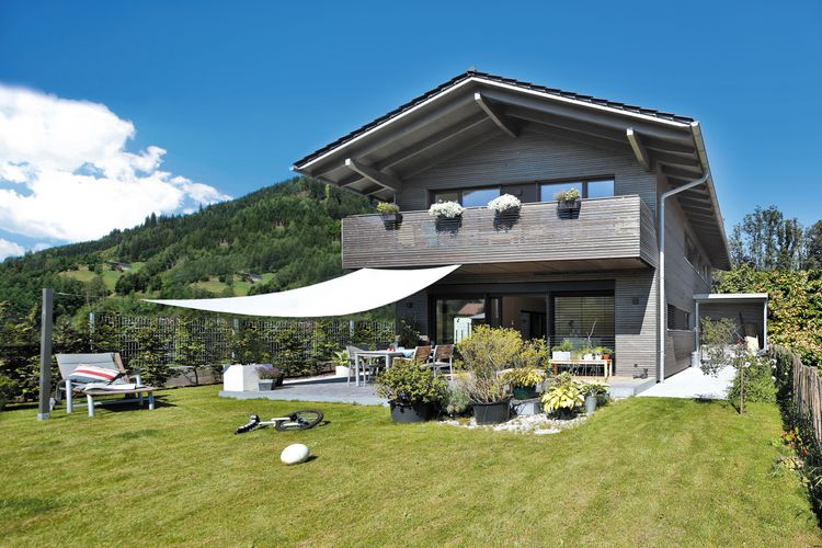 Klassisches Alpenhaus im modernen Stil.