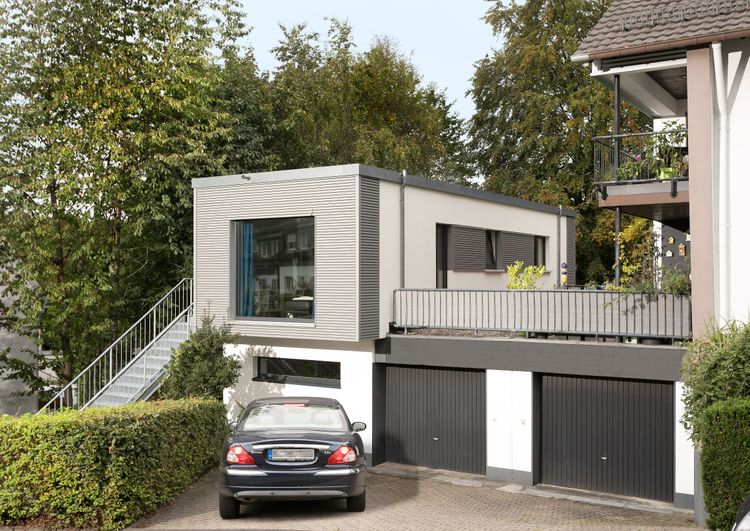 Modernes Einfamilienhaus mit FlyingSpace-Anbau auf der Garage