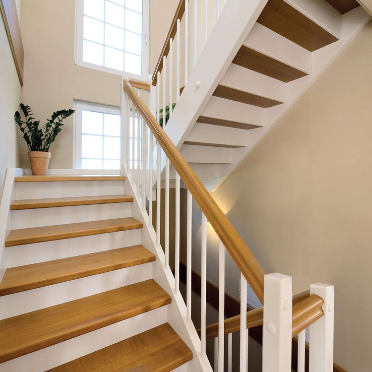 Diese Treppe kombiniert Stufen in echter Holzoptik mit einem lackierten Treppengerüst.
