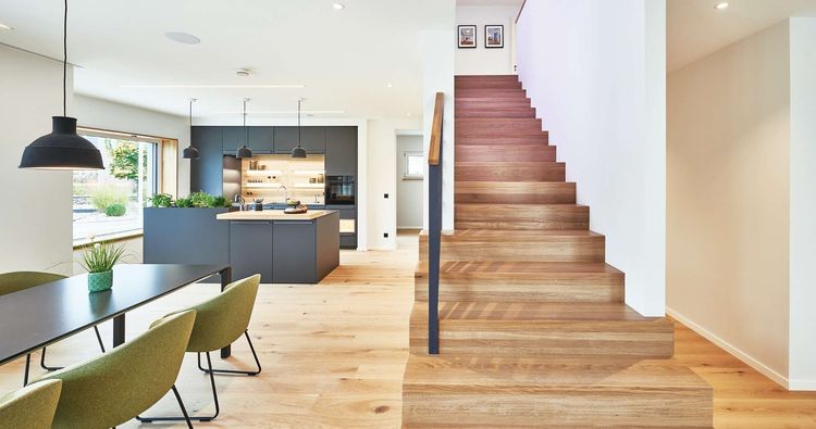 Diese geradlinige Massivholztreppe verbindet den Wohnbereich im Erdgeschoss mit dem Rückzugsbereich im Obergeschoss.