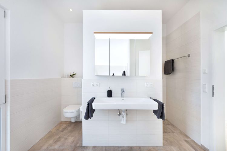 Das Badezimmer im Obergeschoss mit intelligenter T-Schnitt Lösung