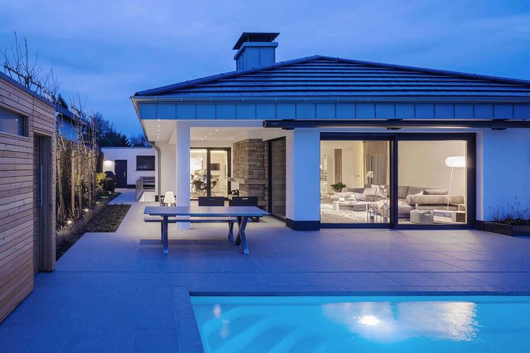 Modernes Einfamilienhaus mit Terrasse und Pool