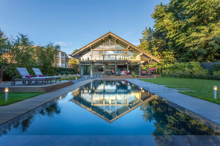 Modernes Fachwerkhaus mit großem Garten und Pool