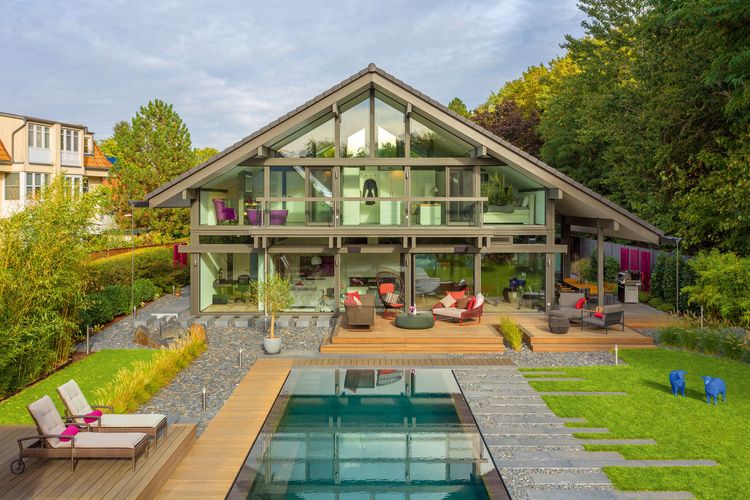Modernes Fachwerkhaus mit Satteldach, Garten und Pool