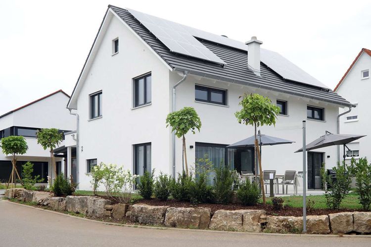 Modernes Einfamilienhaus mit Satteldach und Photovoltaikanlage