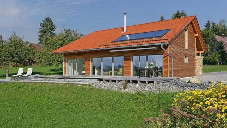 Modernes Holzhaus in Fertigbauweise mit klassischem Satteldach