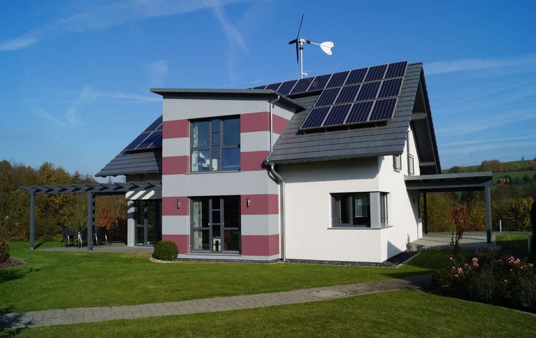 Plus-Energie-Haus von RENSCH-HAUS. Musterhaus Korfu. Terrassenansicht.