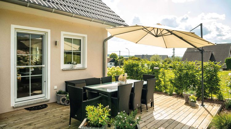 Gemütliches Haus im Nordic Style mit beschatteter Holzterrasse und natürlichem Sichtschutz