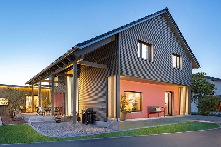 Modernes Einfamilienhaus mit Satteldach und Holzverschalung