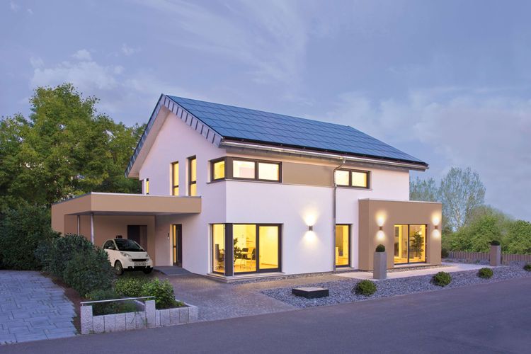 Modernes Effizienzhaus mit Satteldach, Carport und Solarpanels auf dem Dach