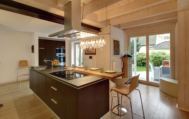 Die Küche des modernen Anbaus aus Holz mit mineralischem Außenputz