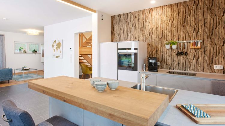 Moderne Küche mit Holz 