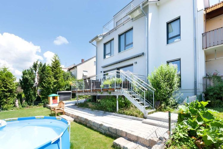 Einfamilienhaus mit Terrasse und Quick-Up-Pool