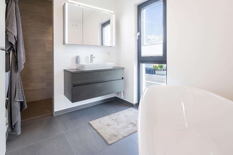 Pultdach Klassik 166 - Modernes Badezimmer mit Badewanne