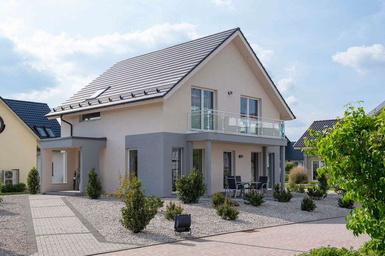 Modernes Einfamilienhaus mit Satteldach, überdachter Terrasse und Schneefangsystem